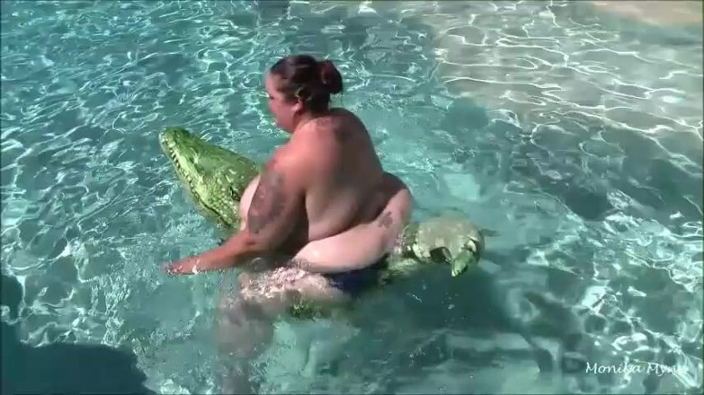 BBW Pleasures: 超级肥胖的泳池汇编