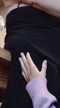 我的男朋友发现我和他的妈妈在一起，但他没有看到我们做爱，因为我在她的裙子底下