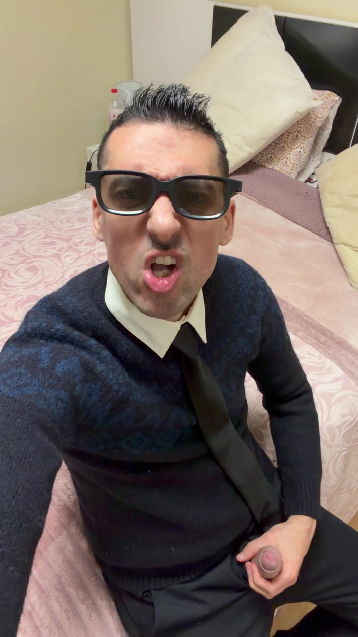 Liam Harding: Stepdaddy Showing off Big Cock and Pissing