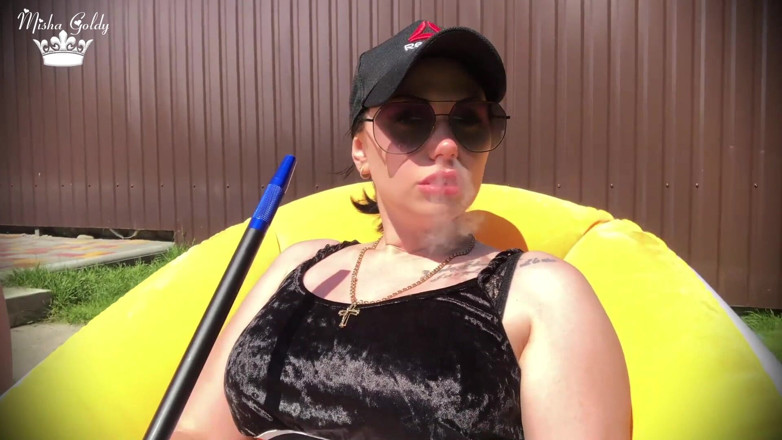 Goddess Misha Goldy: Une pute fume dans la nature et taquine ses grosses...