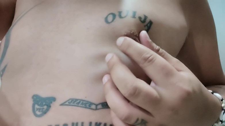 Idmir Sugary: 展示纹身的乳房和穿孔的乳头 - 挤压和抚摸乳房 - 奶子玩