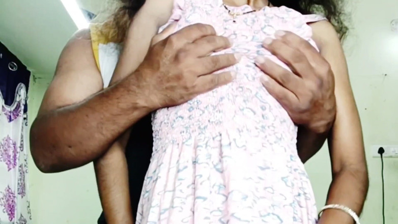 Indianhotcouple: 成熟した男性に犯されたインドの若いホットレディロマンチック