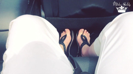 Goddess Misha Goldy: Pieds taquinés dans un mustang cabriolet