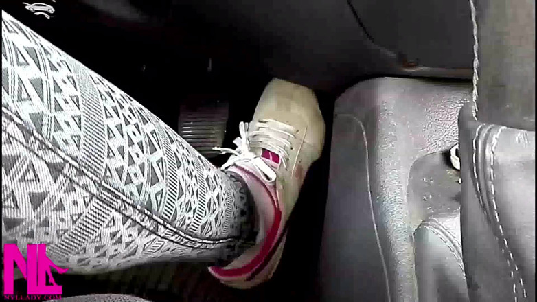 Nyllady: Pompare cu pedală în adidași albi și șosete din bumbac