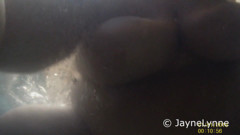 Jayne Lynne: สนุกสนานในอ่างน้ำร้อน