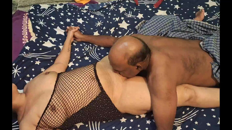 Sexy sindu: Dicker arsch, muschi, voller nackter sex auf dem bett