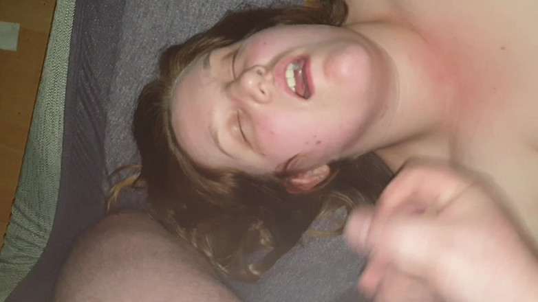 BBW Beth: La BBW Beth baise avec un gode et éjaculation faciale