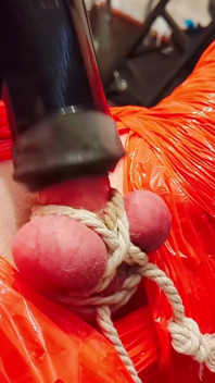 Acımasız yarak sağma (sıkı parlak kırmızı plastik mummificaton ve uzaktan anal stimülasyon)