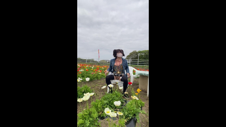 megu2002: No. 195 exponiendo mi coño en un campo de flores
