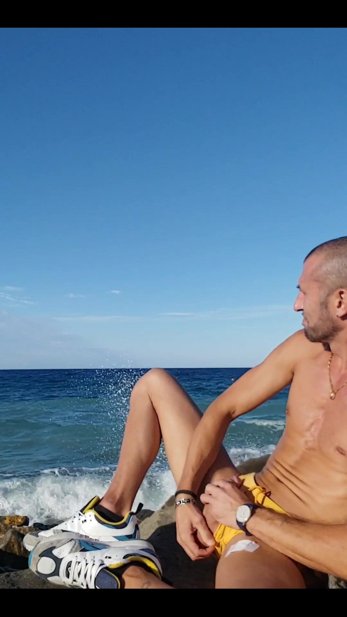 Boy jerking off: La plajă