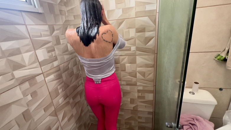 Shamelesscouple: Tomando una ducha con ropa
