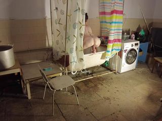 Roy1987: Betrapte stiefmoeder op masturberen onder de douche en neukte haar...