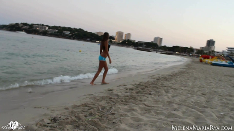 Melena Tara: Geil naakt op het strand