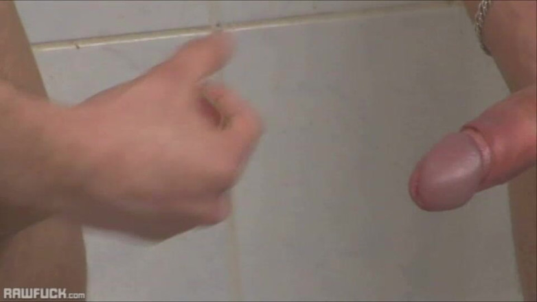 Raw Fuck: 汗流漉漉的足球混蛋洗澡