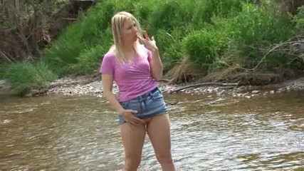 Femdom Austria: Mijando ao ar livre com loira deslumbrante