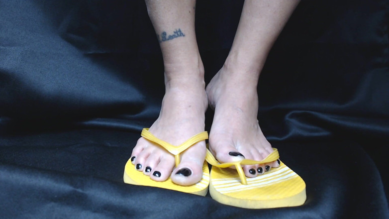 Abby Anna: Żółte flipflopsy zbliżenie gry na buta