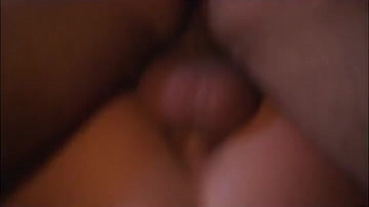Tight little babes: Une femme excitée à forte poitrine fait l'expérience du bon sexe...
