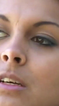 Kutas brunetki nigdy wystarczy i chce to poczuć w swojej mokrej cipce i dupie