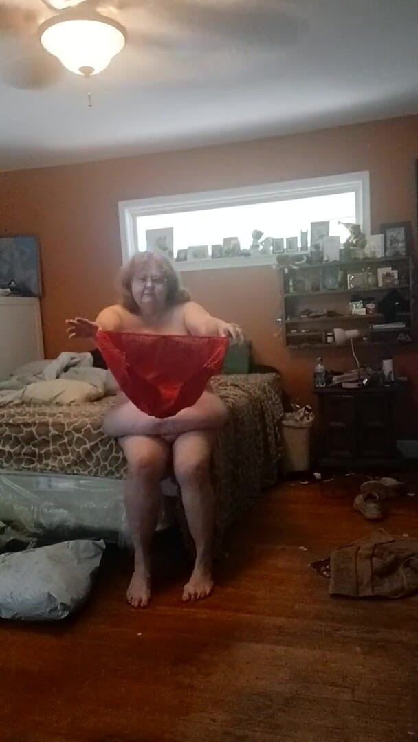 BBW nurse Vicki adventures with friends: Modellando le mutandine vendo parte 1 Pizzo rosso setoso