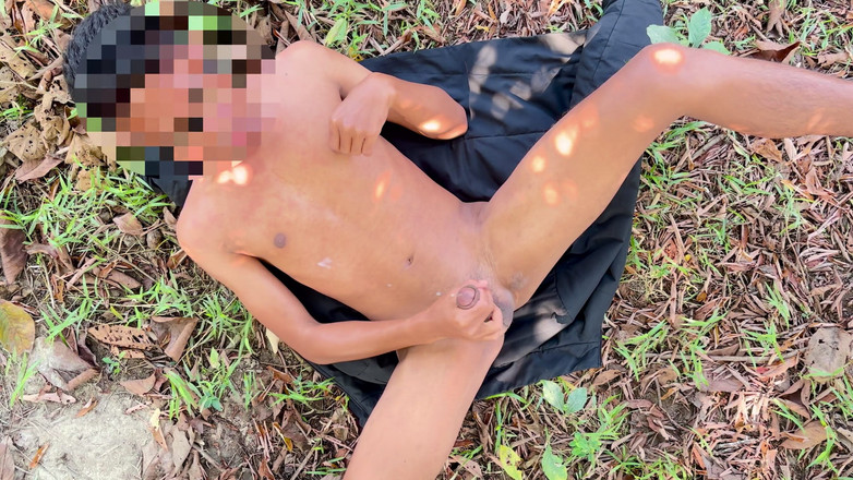 LonlyBoy: Młody solo chłopiec cieszy się w dżungli