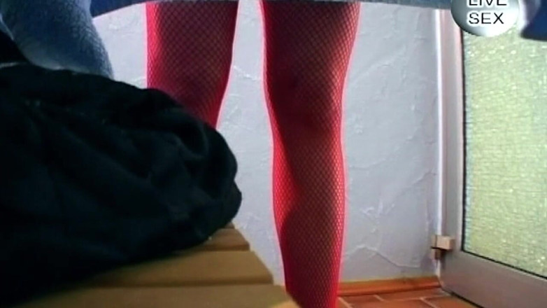 TRASHPORN: Reife blondine fingert muschi zu explosivem orgasmus