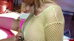Full porn collection: Řemeslník na staveništi šuká dvě nadržené blonďaté teenagerky ve trojce během...