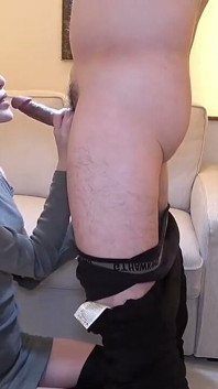 Vysoká štíhlá kráska s ohromujícím vzhledem ukazuje svou čerstvou stránku před výstřikem na obličej a creampie.