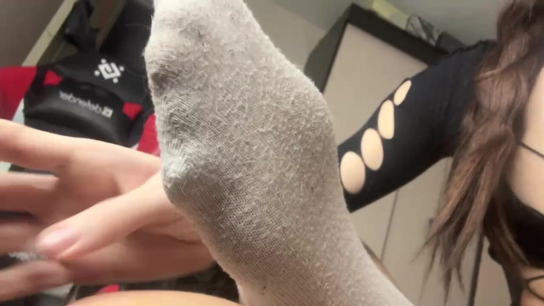 Skinny_lady69: Picioare cu șosete mirositoare