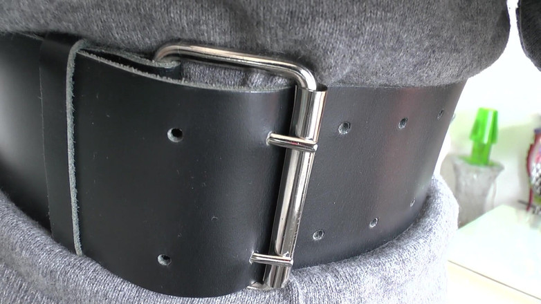 Lady Victoria Valente: 거실의 벨트 피팅, 3부, 레이디 빅토리아 발렌테