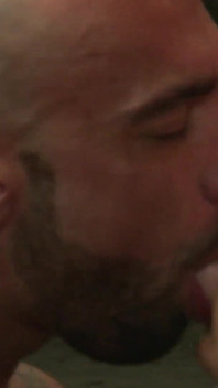 Tony Thorn a Jace Tyler šukají v autě