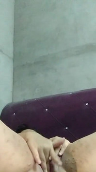 Deodorant로 보지를 핑거링하고 싶어