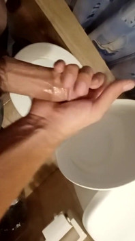 Masturbazione solitaria di un ragazzo locale