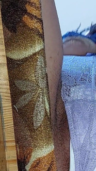 La sexy MILF prova le mutandine. Guardando una miLF pelosa, figa pelosa, grandi tette, culo grosso.