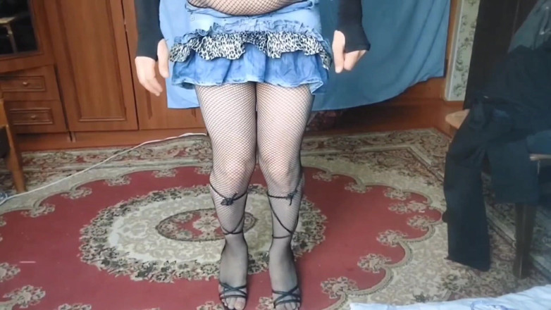 Kitty_Cross: Entzückendes trans-mädchen passt bh-straps spielerisch an