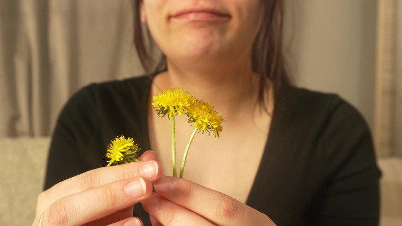 AmayaMori: Inarrestabile starnutendo dopo aver annusato un fiore giallo