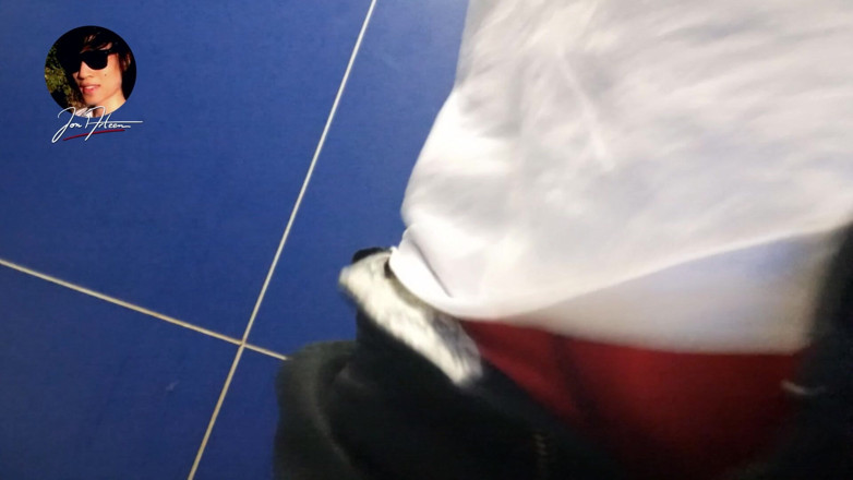 Jon Arteen: Gay twink piscia, si masturba il suo pene e eiacula...