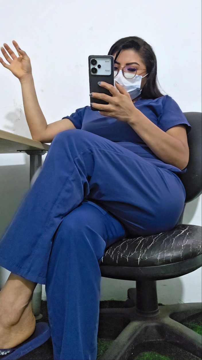 InsaciableX: Krankenschwester spielt heute allein bei der arbeit, keine Patienten!