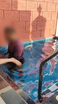 Si diverte a scopare in piscina