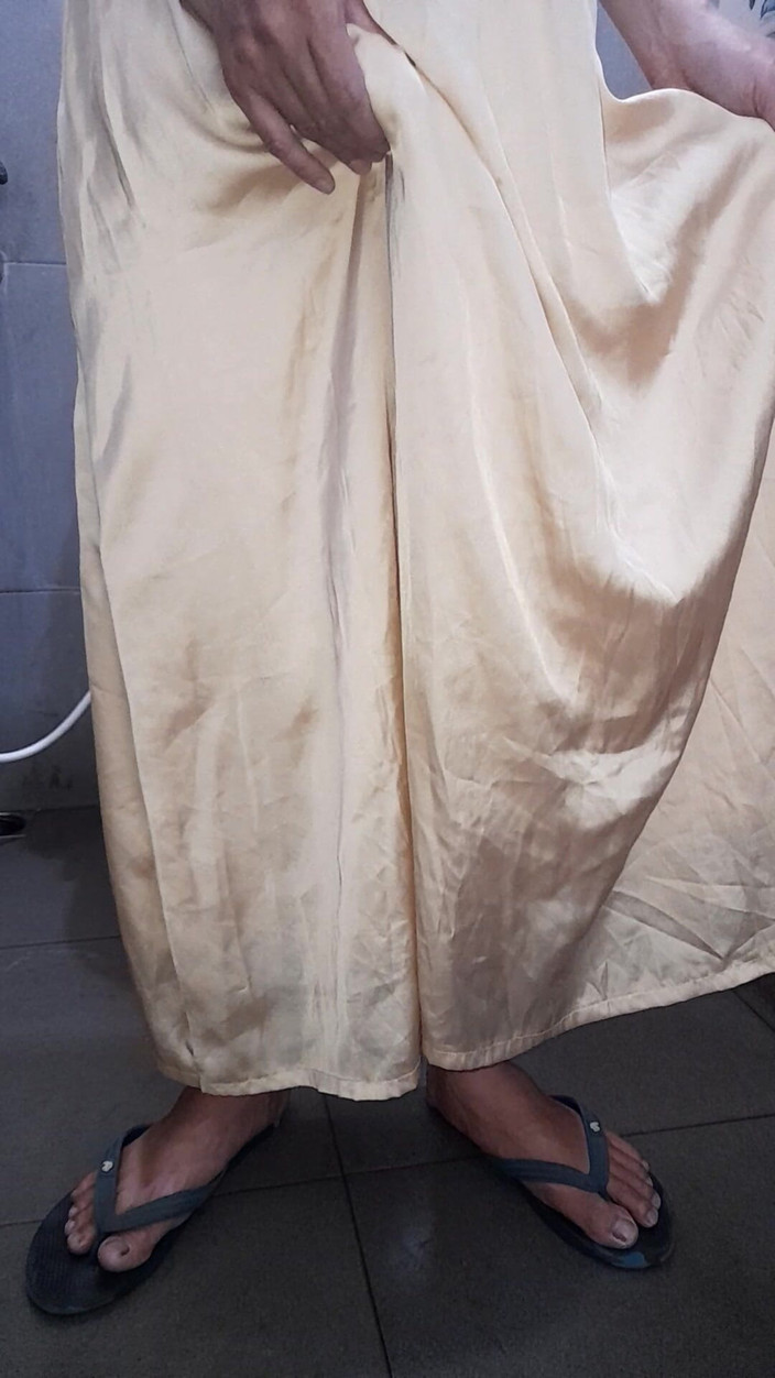 Naomisinka: Uzun altın saten elbise mastürbasyon boşalması