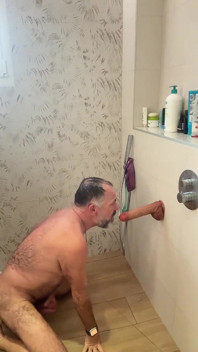 Daddybear трахається масивним ділдо