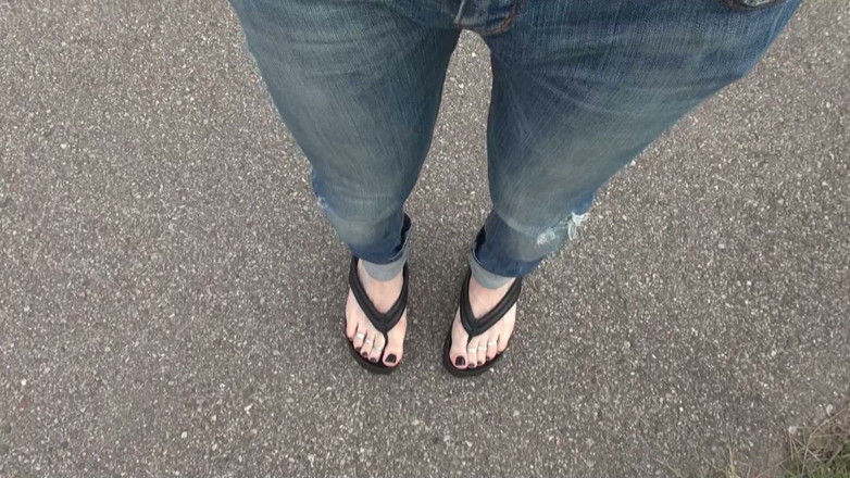 Heelex: Seksi ayaklı travesti yarağı teşhir ediyor
