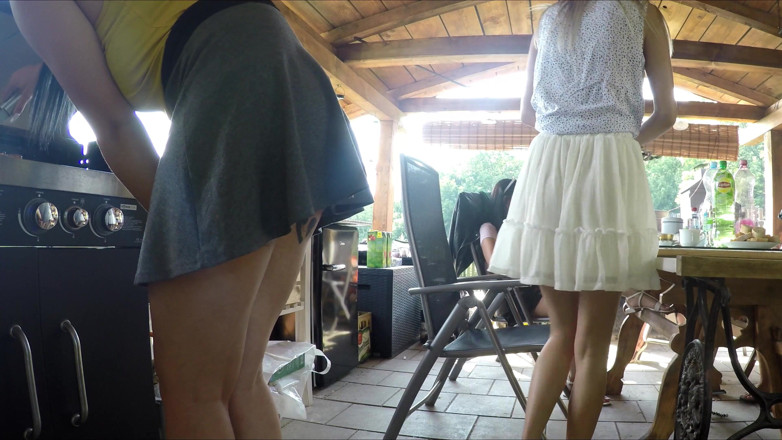 Leon Lambert Girls Twerk Parties CFNM: Tetangga seksi tidak suka memakai celana dalam menunjukkan kaki di...