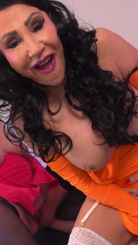 Nicole și Vicky Anne se fut cu un tip mai tânăr