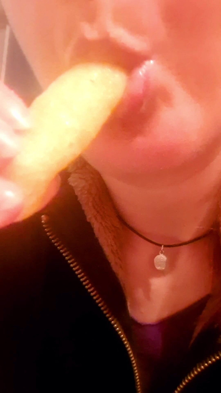 Ana Liz: Извращенная девушка сосет картофель