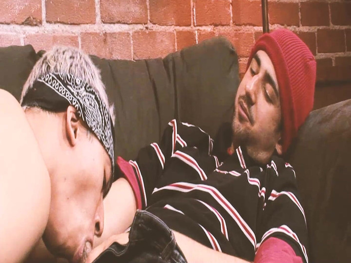 SEXUAL SIN GAY: Домашняя сцена с черными мужиками - 3_skinny чернокожего твинка трахнул его мускулистый коллега