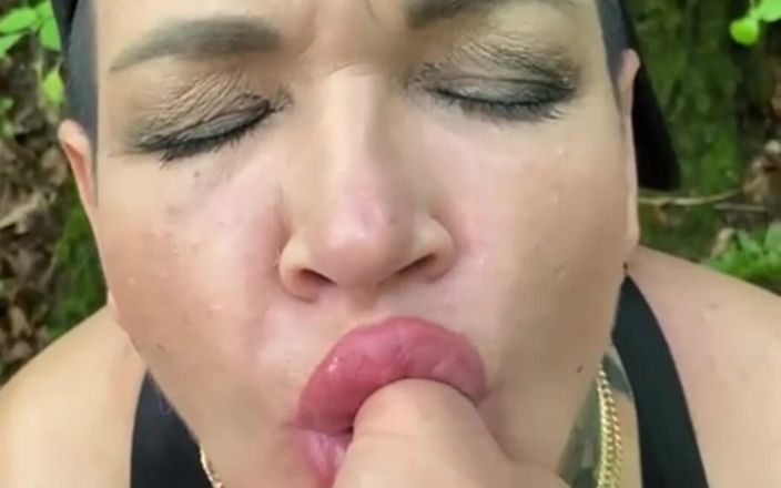 KarmenMilf: milf(चोदने लायक मम्मी) ने जंगल में अपनी बड़ी गांड दी, हॉट सेक्स