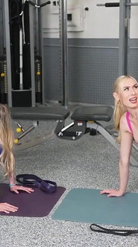 Ateşli üvey kızlarının amcıkları üvey babalarını spor salonundan daha fazla terletebilir