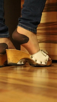 Соблазн болтать - Espadrilles и игры с ступнями в деревянных сандалиях