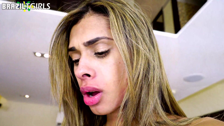 Brazilian Transsexuals: Сексуальна TS Patricia Garcia жорстко відтрахана