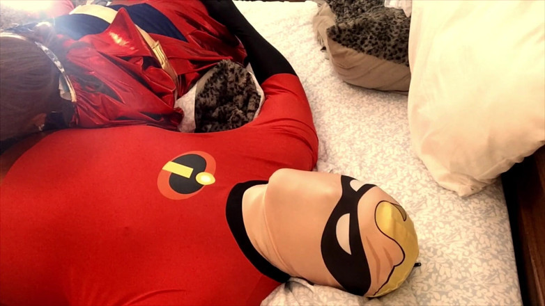 Carmen Angel: Supergirl vs. Mr Incredible: 'Vertel het niet aan mrs Incredible!'